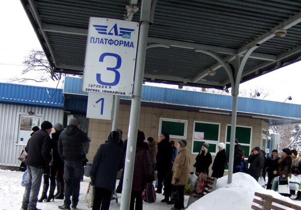 На автовокзале  «Южный» пассажиры вынуждены были простаивать на платформе в ожидании маршрутки  «Донецк-Горловка» более часа. Фото: www.62.ua