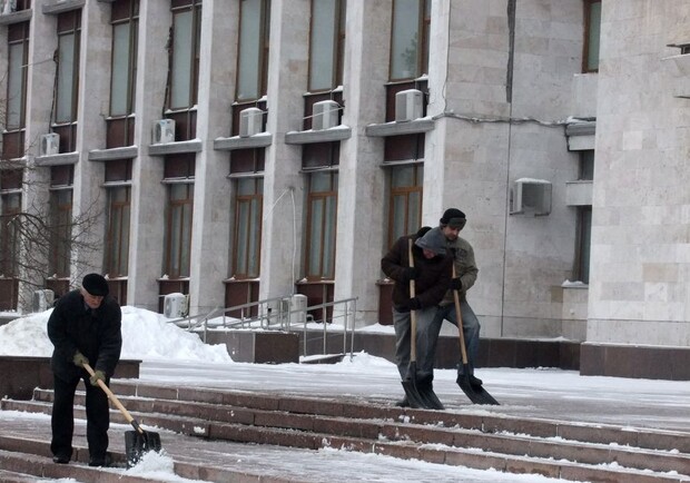 Донецкие коммунальщики в поте лица убирают снег возле обладминистрации. Фото: 62.ua