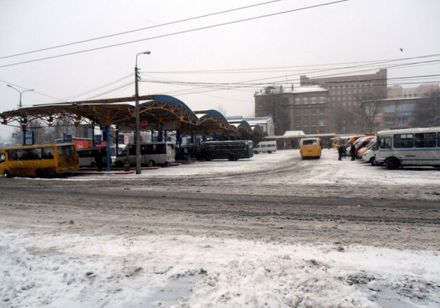 Водители жалуются: вычищенных парковок в Донецке днем с огнем не найти. Фото: ostro.org