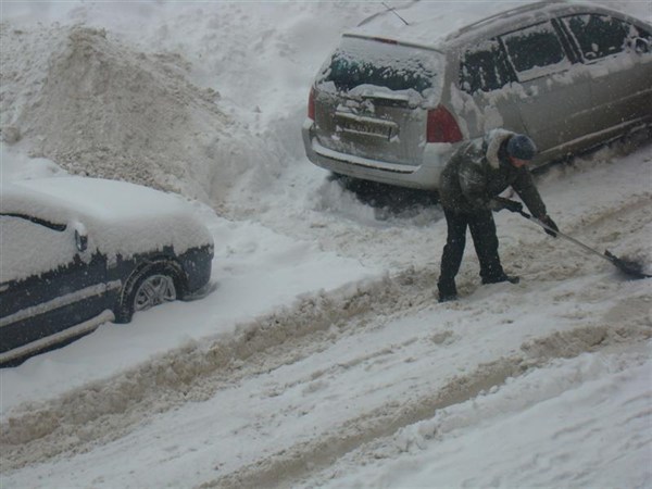Мужчину оштрафовали за то, что бросал снег на дорогу. Фото: gorlovka.ua 