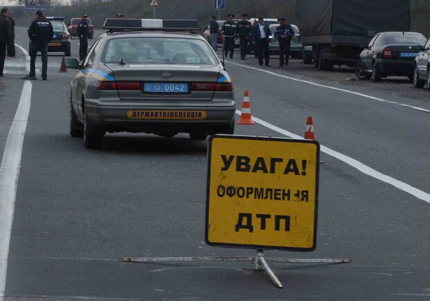 Водитель в центре Донецка обогнал гаишников и врезался в грузовик. Фото: ГАИ Донецкой области 