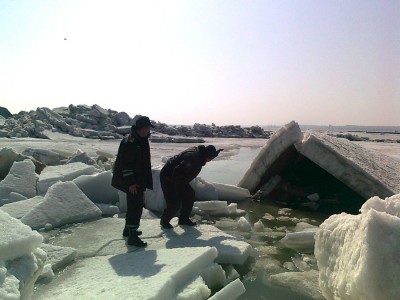 Новость - События - Фотофакт: Азовское море выбросило на берег двухметровые айсберги