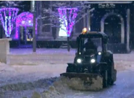В кинотеатрах Донецка будут показывать ролик о том, как местные коммунальщики убирают снег. Принт-скрин с видео 