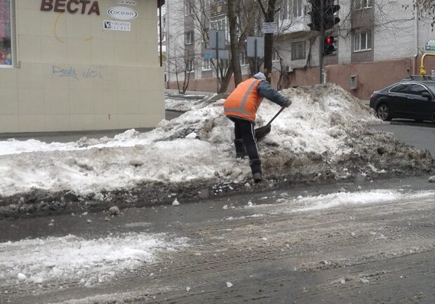 С донецких дорог снег сначала убирают, а потом бросают обратно. Фото: ostro.org