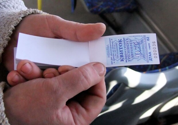 На билетике распечатывается номер подвижного состава, дата и время поездки. Фото: 62.ua