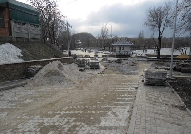 В Ворошиловском районе Донецка начались работы по благоустройству парка за общагами-высотками ДонНУ. Фото: Влад Беспалов 