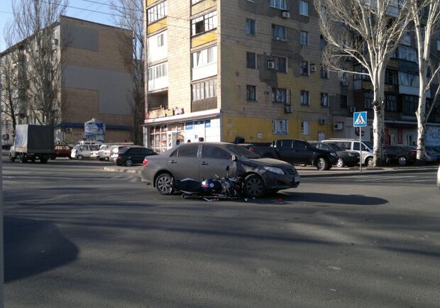 Накануне 8 марта девушка на мотоцикле заехала под легковушку. Фото: 62.ua 