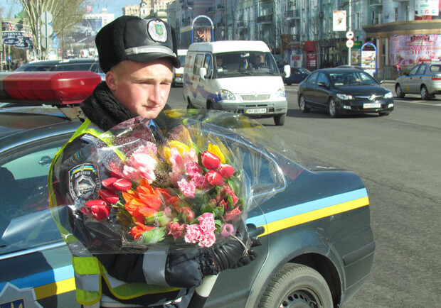 Донецкие гаишники патрулировали улицы с охапками тюльпанов. Фото: ГАИ Донецкой области