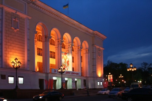 К Донецкому театру оперы и балета имени Соловьяненко хотят пристроить еще 2 этажа. Фото: Юрий Русанов 