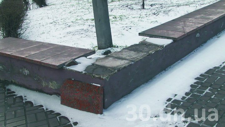 Плиты в сквере на родине Януковича лежат ничем не закрепленные - снять их проще простого. Фото: 30.dn.ua
