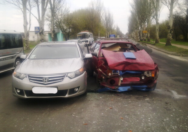 «Хонда» разбила «Таврию» и травмировала ее водителя. Фото: ГАИ Донецка 