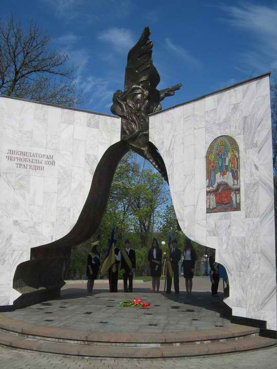 Почетный караул у памятника Чернобыльцам в Донецке. Фото: ostro.org