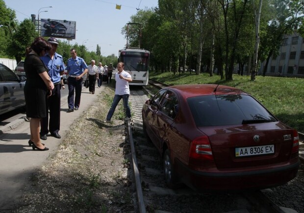 В Донецке красная "Шкода" заблокировала трамваи. Фото: 62.ua