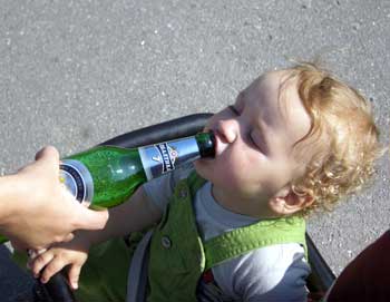 Некоторые жители региона приучают детей к спиртному, едва отняв от груди. Фото: Муниципальная газета 