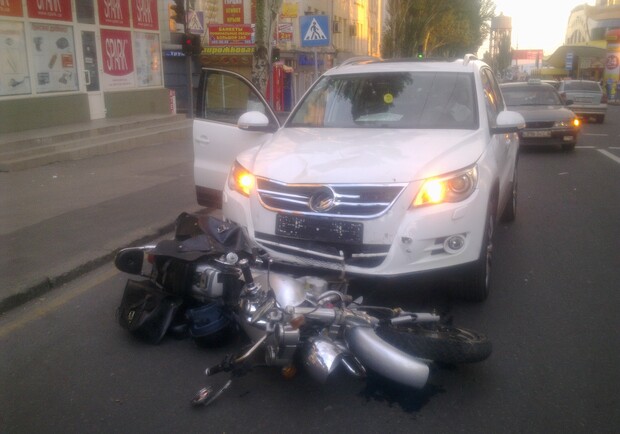 Мотоциклист проигнорировал знак "Главная дорога" и устроил ДТП. Фото: пресс-служба ГАИ
