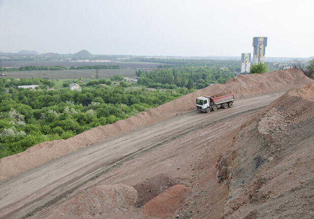 В районе шахты Скачинского продолжается строительство объездной дороги. Фото: altcom.com