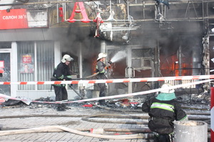 Спасатели били стекла в торговом центре, чтобы быстрее потушить пожар. Фото: пресс-служба ГСЧС