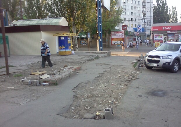 Около рынка Мирный народ ходит по тротуару из мусора и камней. Фото: Vgorode.ua