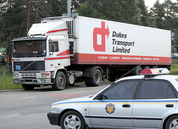Крупнотоннажным грузовикам придется ждать за городом, пока спадет жара. Фото с сайта kaleydoskop.com.ua