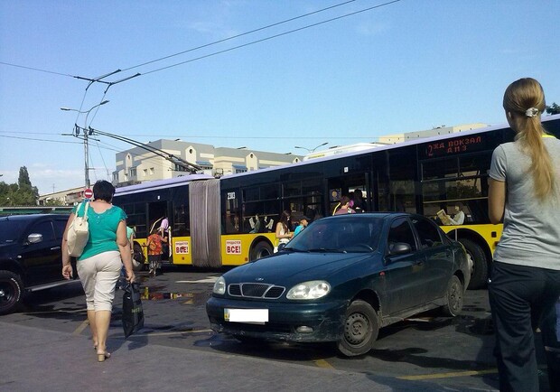 Троллейбусы забирают пассажиров прямо с дороги. Фото: Роман-Стефаний Дзюбан