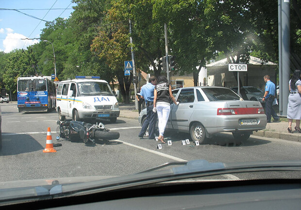 Мотоцикл "стрелки" бросили на проезжей части. Фото: ostro.org