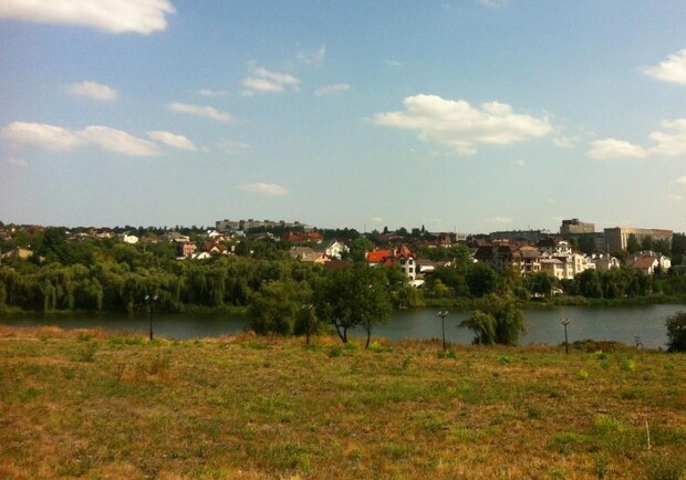 Вид на элитный поселок с другого берега Кальмиуса. Фото: novosti.dn.ua