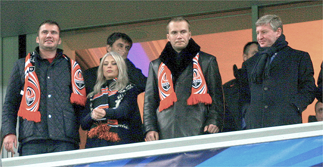 Александр и Виктор пришли на матч в шарфиках с символикой "Шахтера". Фото: novosti.dn.ua