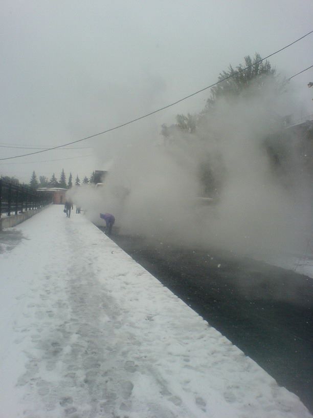 Новость - Коммуналка - Оригинальные макеевские коммунальщики с первым снегом решили класть асфальт