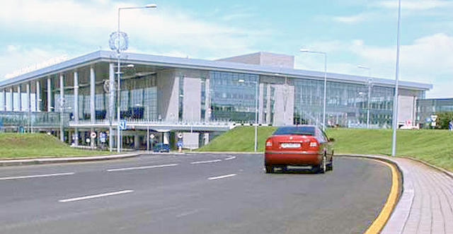 Открытая парковка аэропорта может принять порядка 250 машин. Фото: airport.dn.ua