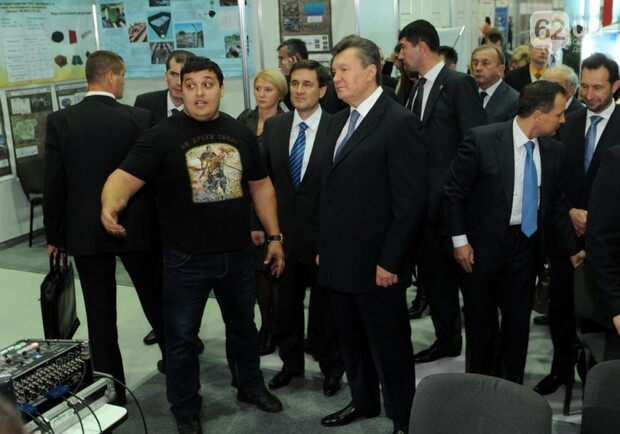 Новость - Люди города - Фотофакт: в Донецке Януковича развлекал беседой Халаджи