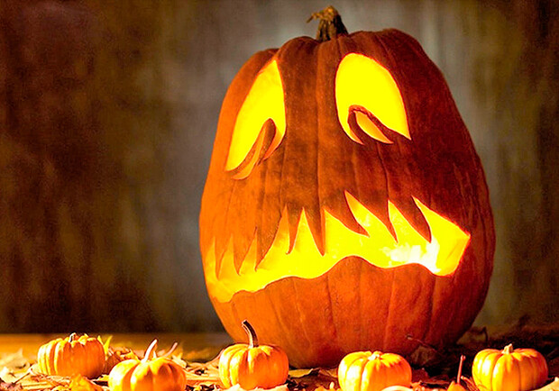 Фото с сайта <a href="http://hotstyledesign.com/27-halloween-pumpkin-carving-creative-ideas-1/">hotstyledesign.com</a>.