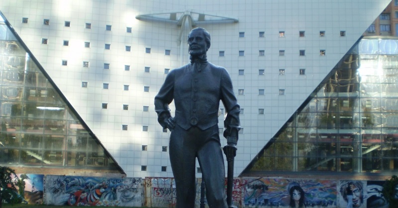 Памятник Джону Юзу на улице Артема. Фото: arts.in.ua