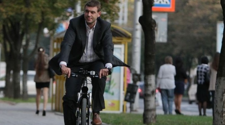 Савинов и сам иногда ездит по городу на велосипеде. Фото: 62.ua 