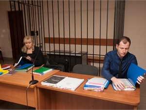 Пилот Сергей Мелашенко второй день отвечает на вопросы прокурора представителей потерпевших. Фото: Максим Войтенко
