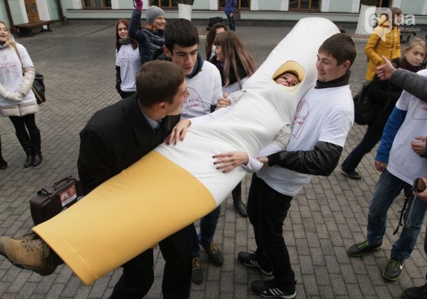 На Донецком железнодорожном вокзале активисты отправили символическую сигарету в ХХ век. Фото: www.62.ua
