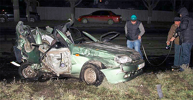 Водитель и пассажир "Ланоса" погибли. Фото с сайта pauluskp.com