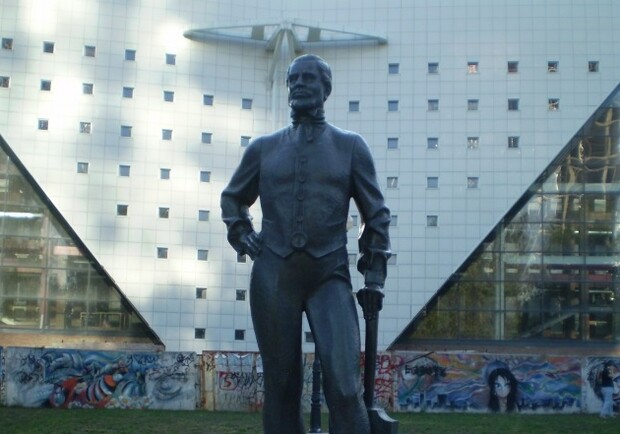 Памятник Джону Юзу в Донецке. Фото с сайта perfectart.ru