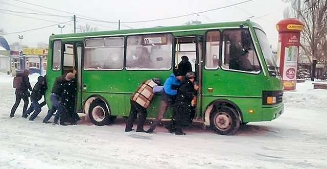 В Донецке сильный снегопад парализовал центр города. Фото Яны Ткаченко с сайта газеты "Сегодня".