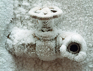 Сильные морозы – это настоящее испытание для водопровода. Фото с сайта vsetrybu.ru