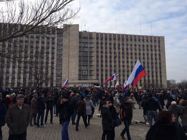 Сегодня в холе здания еще прогуливаются пророссийские активисты. Фото с сайта wesservic.livejournal.com