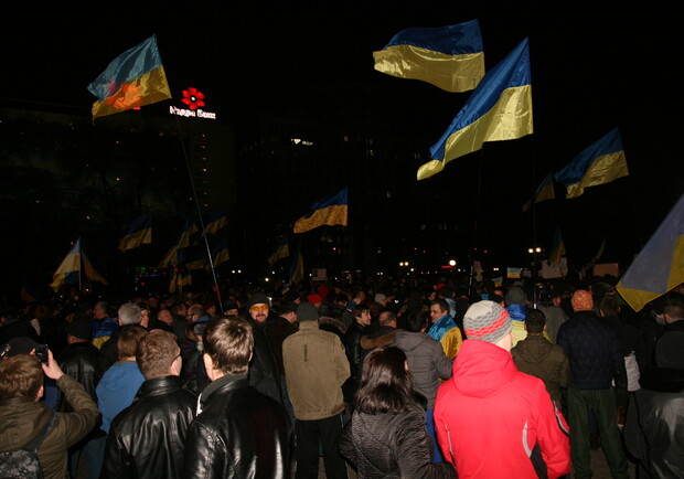 Новость - События - Донецк - это Украина: возле Свято-Преображенского собора дончане за единую страну стояли