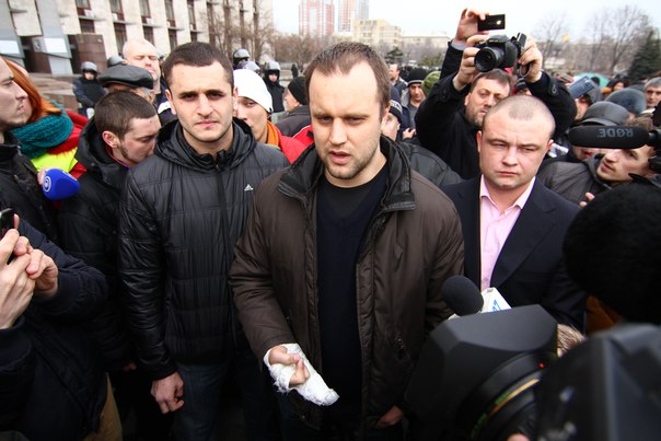Губареву предъявили постановление суда о задержании. Фото Константина Буновского