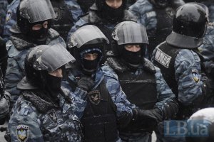 Несколько автомобилей пытались блокировать базы специального батальона милицииФото с сайта lb.ua