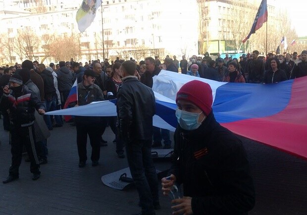 Со вчерашнего дня ДонОГА захвачена пророссийскими активистами. Фото "ОстроВа"