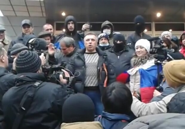 Замначальника милиции Аносов перед народом. Скриншот видео с YouTube.