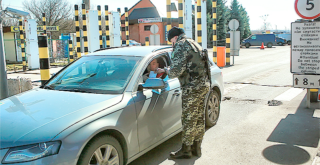 Дончане пересекали границу в пункте пропуска "Гоптовка" на автомобиле "Пежо". Фото с сайта dpsu.gov.ua.
