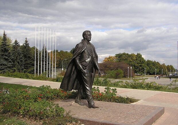 Памятник Кобзону. Фото с сайта vdonetske.info.