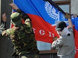 Сепаратисты не выдвигают никаких требований, а медленно “обживаются” в здании госучреждения. Фото с сайта profi-forex.org