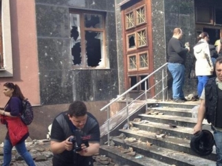 Люди возле здания кричали бойцам внутренних войск: «Позор» и «Фашисты». Фото с сайта ostro.org