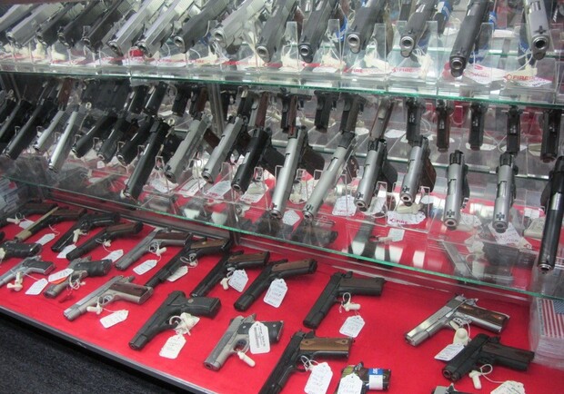 Милиция порекомендовала временно прекратить продажу оружия, но магазины так и не закрылись. Фото с сайта nevsedoma.com.ua